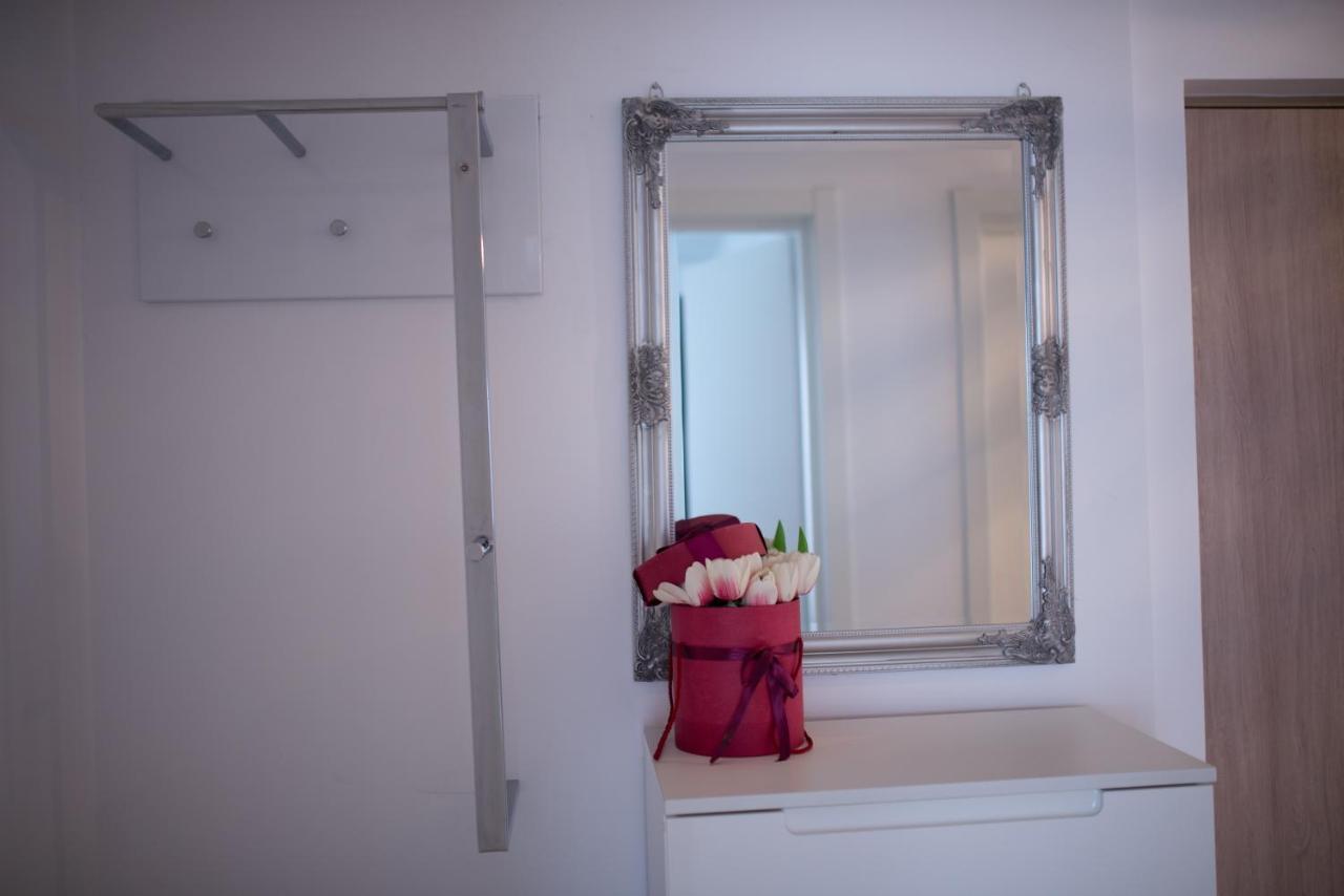 Apartament Denissia Oradea Bagian luar foto