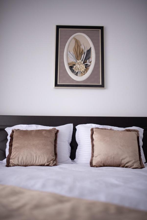 Apartament Denissia Oradea Bagian luar foto